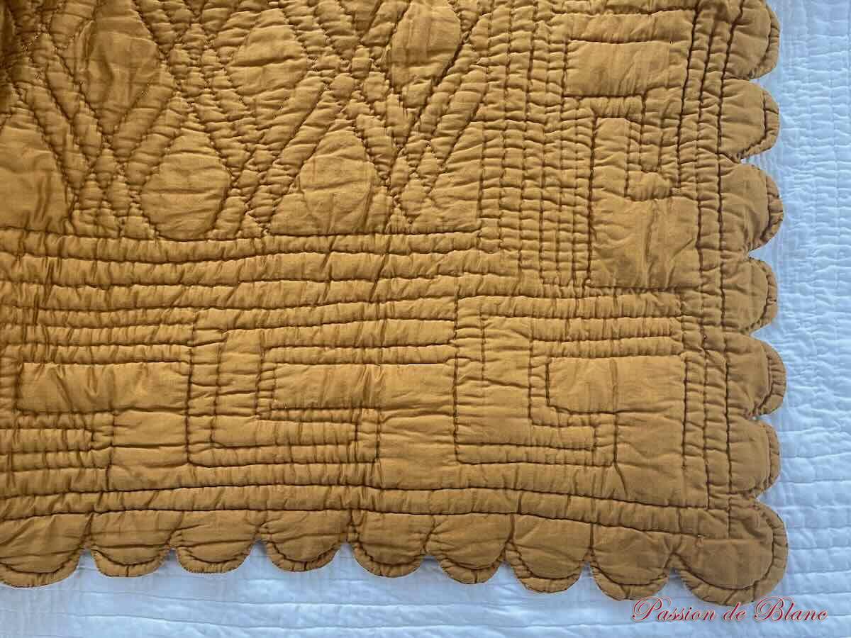 Couverture festonnée CD piquée main, satinette coton : marron jaune – Image 6