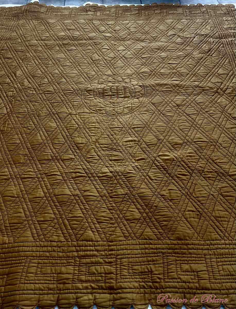 Couverture festonnée CD piquée main, satinette coton : marron jaune – Image 8