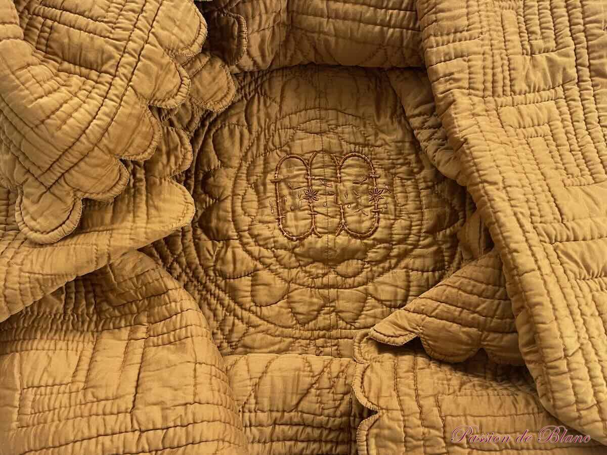 Couverture festonnée CD piquée main, satinette coton : marron jaune – Image 7