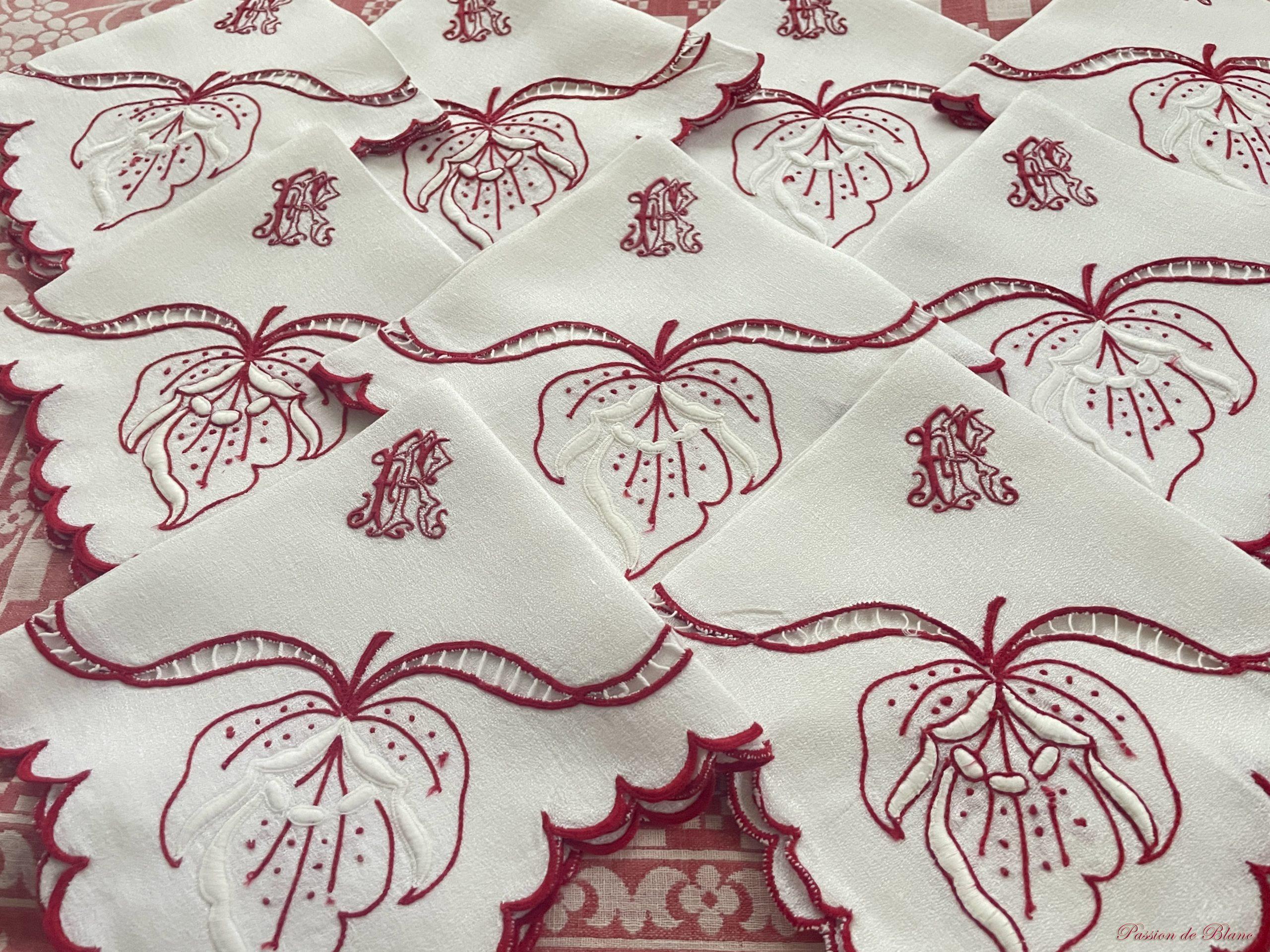 Petites serviettes en granité lin avec motifs brodés rouges – Image 5