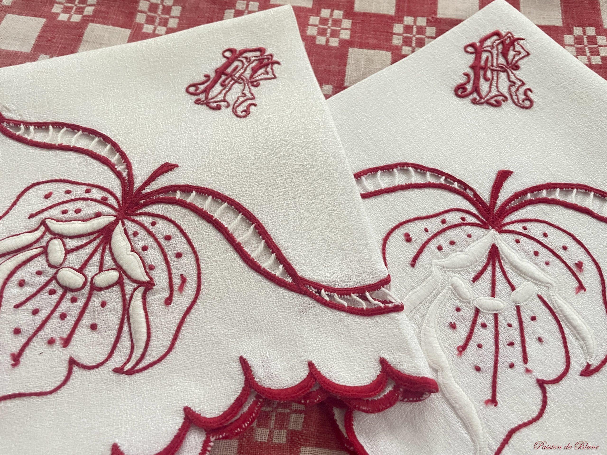 Petites serviettes en granité lin avec motifs brodés rouges – Image 3