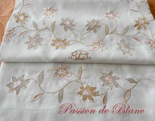Nappe en fil de lin blanc avec fleurs brodées en couleurs pastel