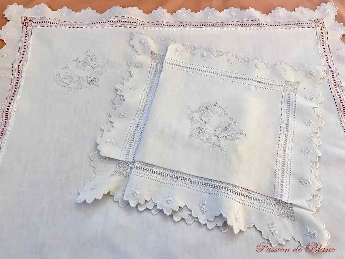 Paire de taies festonnées en fil de lin avec monogramme EV, broderies main – Image 3