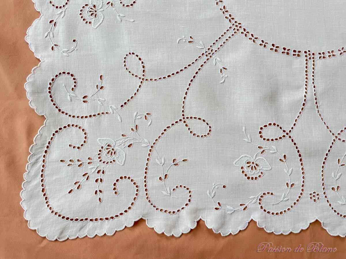 Petite nappe brodée festonnée