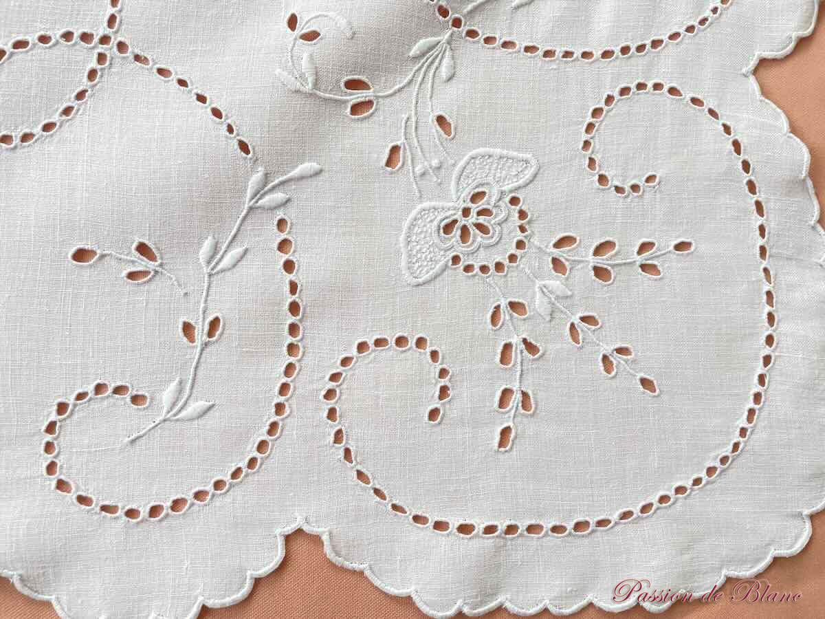 Petite nappe pour guéridon avec imposantes broderies sur lin fin – Image 4