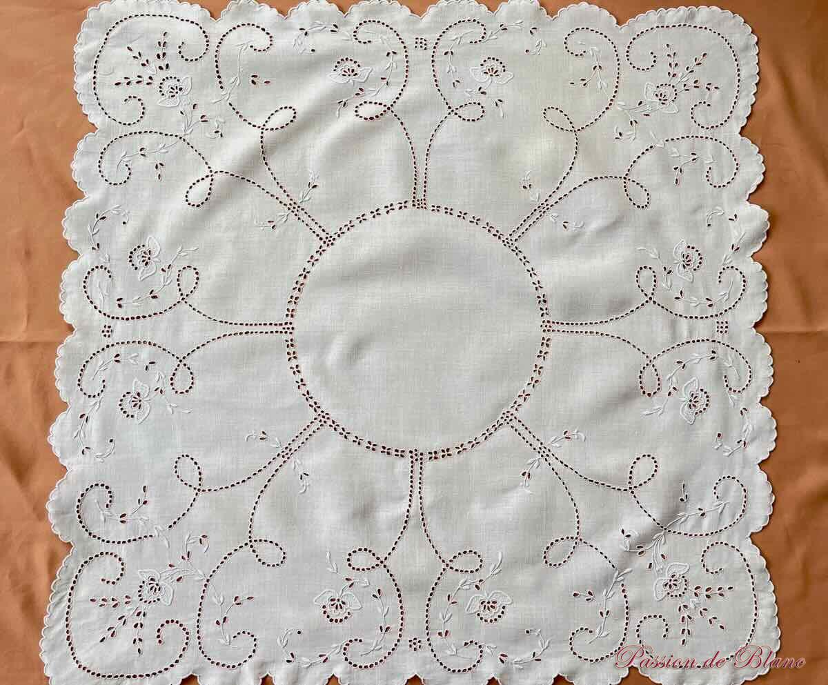 Petite nappe pour guéridon avec imposantes broderies sur lin fin – Image 6