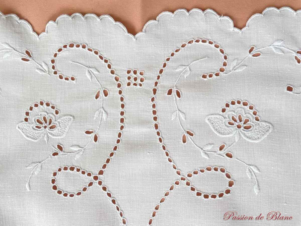 Petite nappe pour guéridon avec imposantes broderies sur lin fin – Image 3