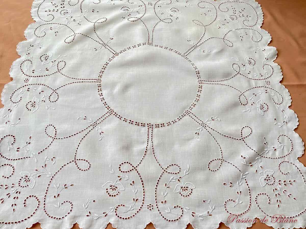 Petite nappe pour guéridon avec imposantes broderies sur lin fin – Image 2