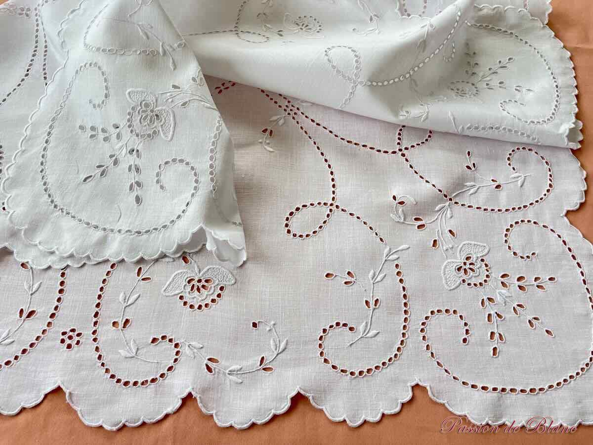 Petite nappe pour guéridon avec imposantes broderies sur lin fin – Image 7