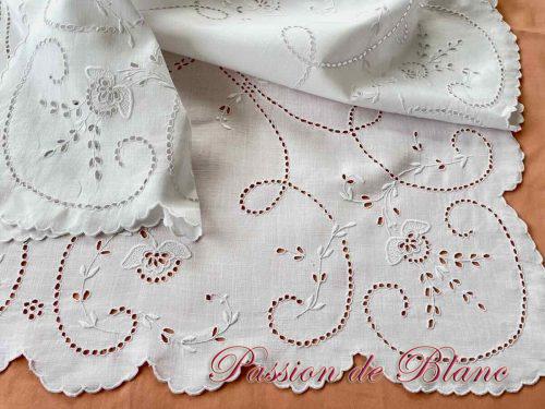 Petite nappe brodée festonnée