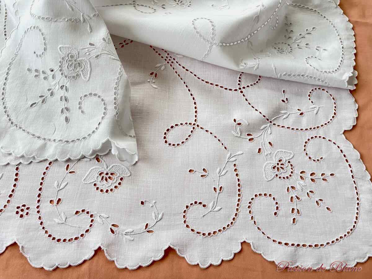 Petite nappe brodée festonnée