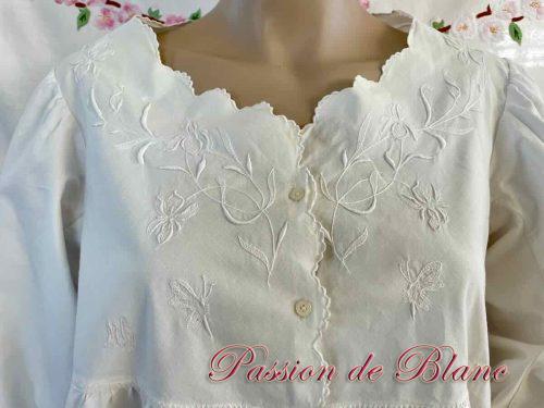 Chemise de nuit: empiècement brodée de guirlandes fleuris, papillons sur toile de coton