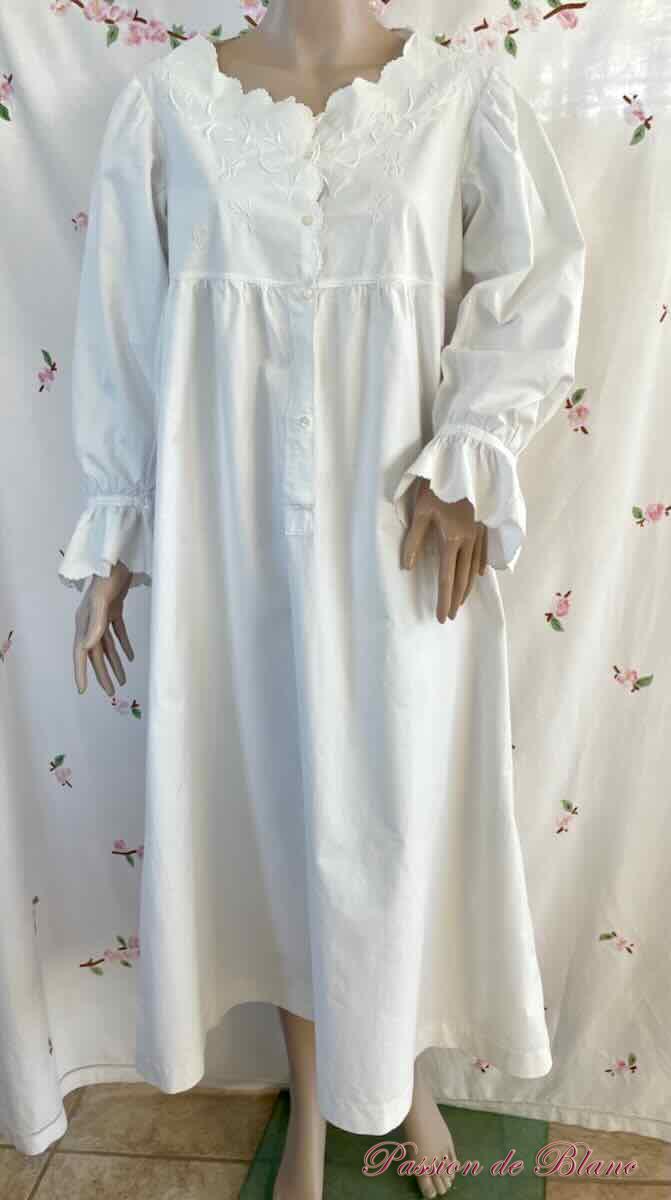 Chemise de nuit: empiècement brodée de guirlandes fleuris, papillons sur toile de coton – Image 9