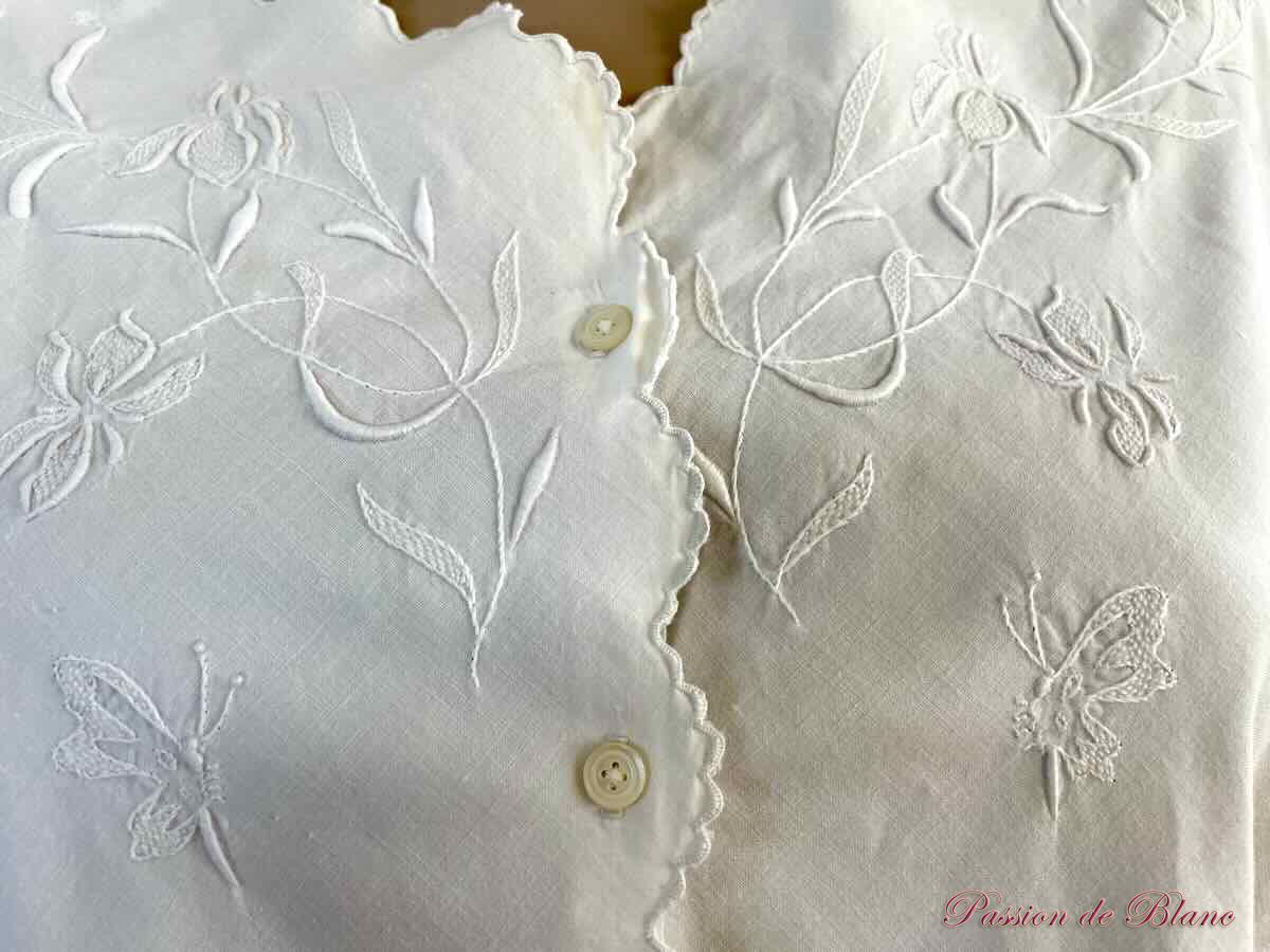 Chemise de nuit: empiècement brodée de guirlandes fleuris, papillons sur toile de coton – Image 7