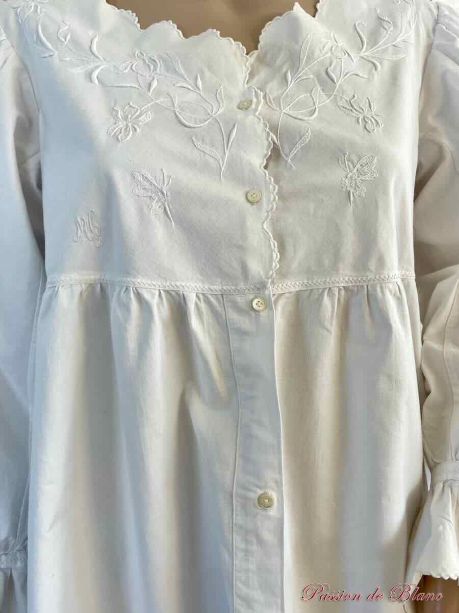 Chemise de nuit: empiècement brodée de guirlandes fleuris, papillons sur toile de coton – Image 6