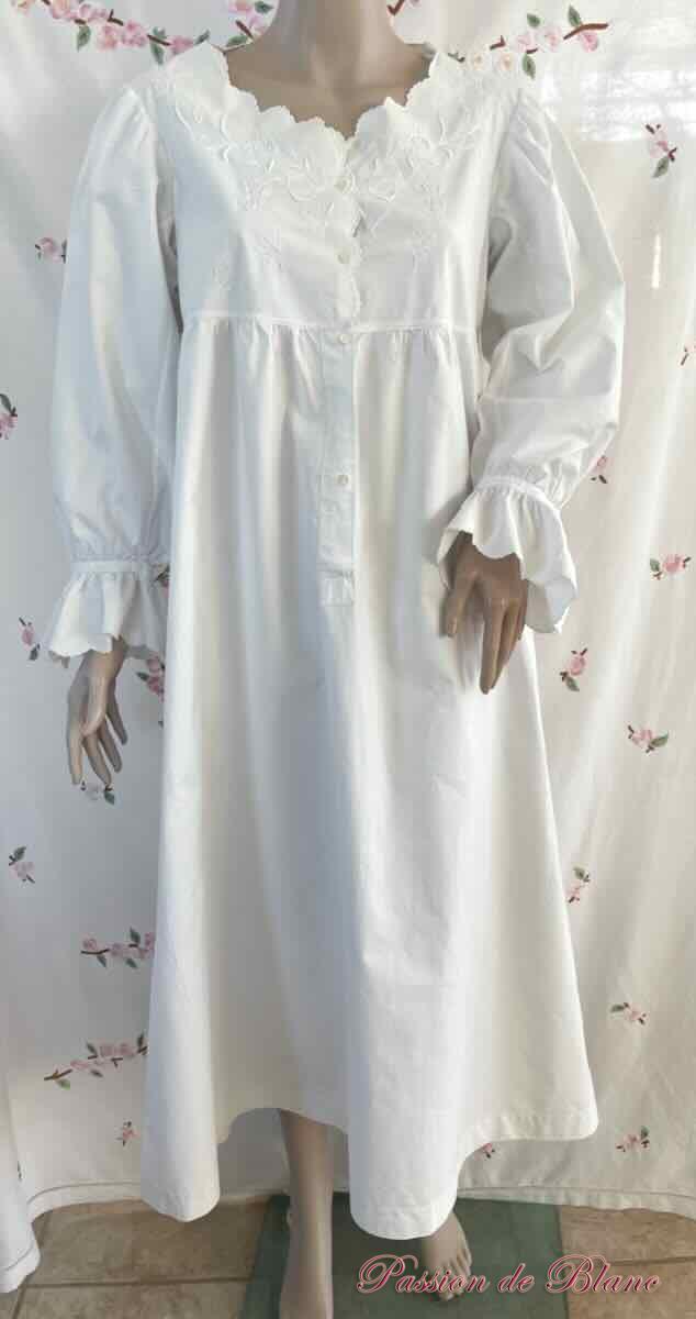 Chemise de nuit: empiècement brodée de guirlandes fleuris, papillons sur toile de coton – Image 5