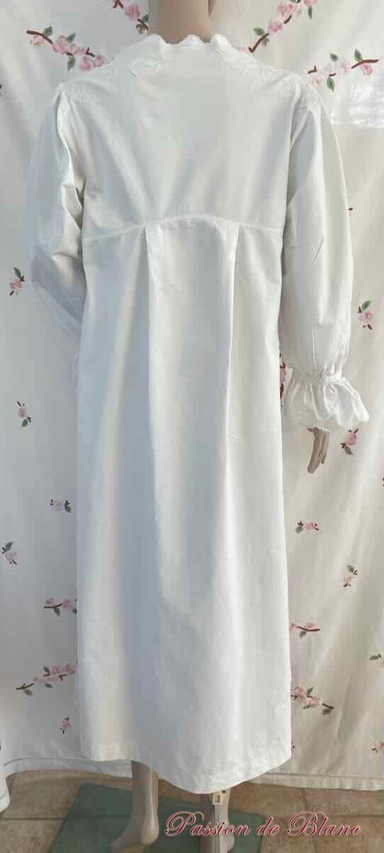 Chemise de nuit: empiècement brodée de guirlandes fleuris, papillons sur toile de coton – Image 3