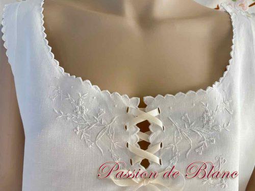 Belle chemise de jour brodée main sur toile de lin fin avec superbe broderie