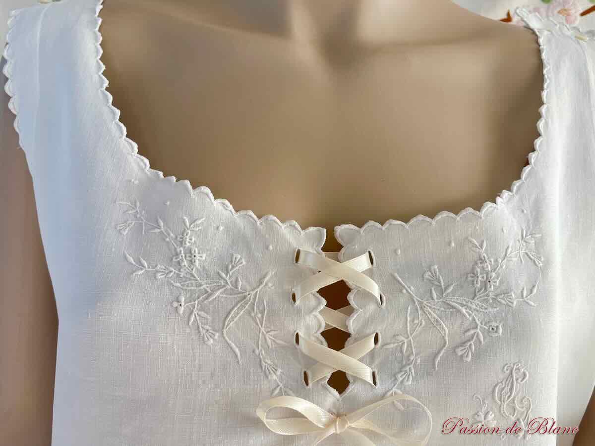 Chemise de dame broderie et ruban jaune pale