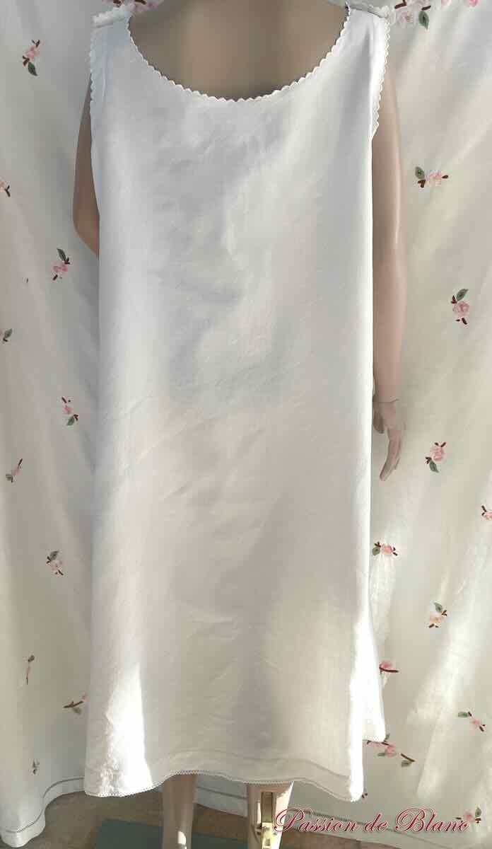 Belle chemise de jour brodée main sur toile de lin fin avec superbe broderie – Image 2