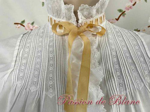 Chemisier manches longues enjolivé de volants, plis nervurés fait main