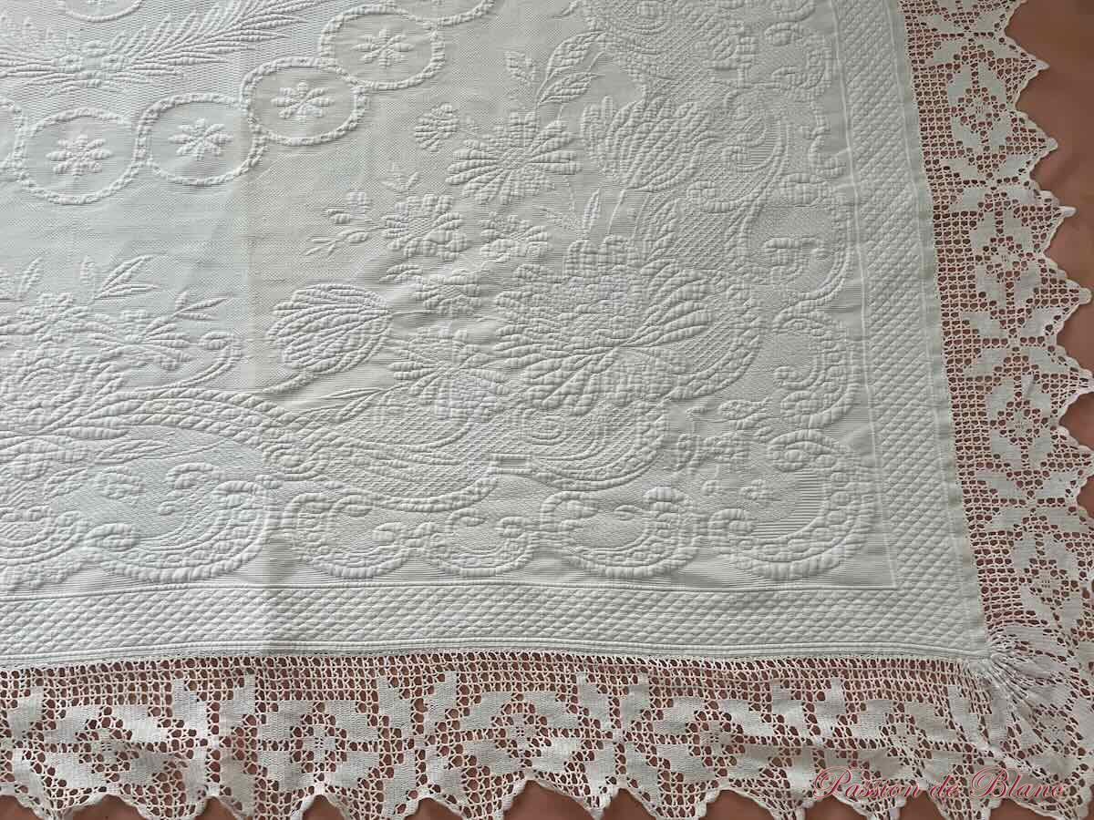 Superbe couverture en piqué Marseillais blanc avec relief motifs floraux – Image 2