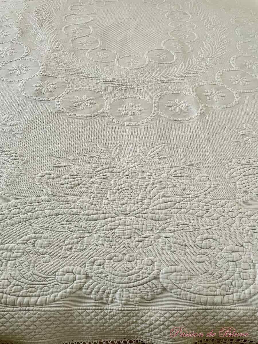 Superbe couverture en piqué Marseillais blanc avec relief motifs floraux – Image 7