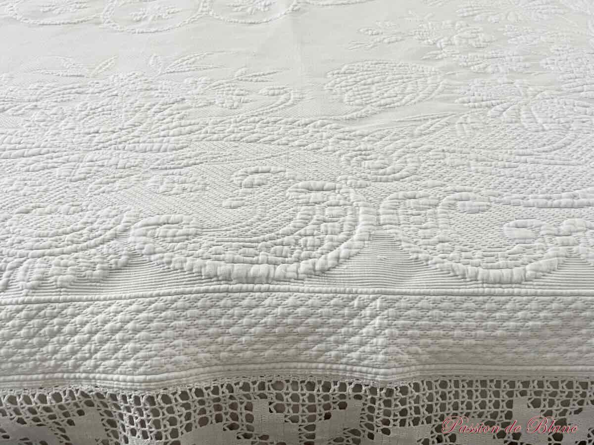 Superbe couverture en piqué Marseillais blanc avec relief motifs floraux – Image 5
