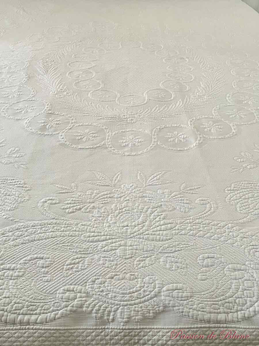 Superbe couverture en piqué Marseillais blanc avec relief motifs floraux – Image 3