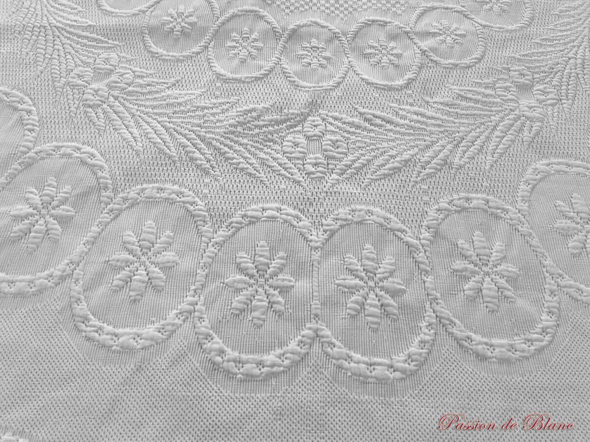 Superbe couverture en piqué Marseillais blanc avec relief motifs floraux – Image 4