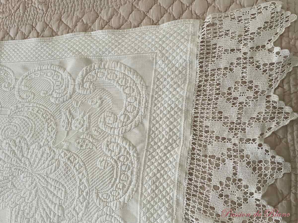 Superbe couverture en piqué Marseillais blanc avec relief motifs floraux – Image 6