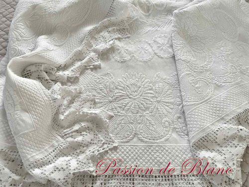 Couverture en piqué Marseillais blanc avec relief motifs floraux