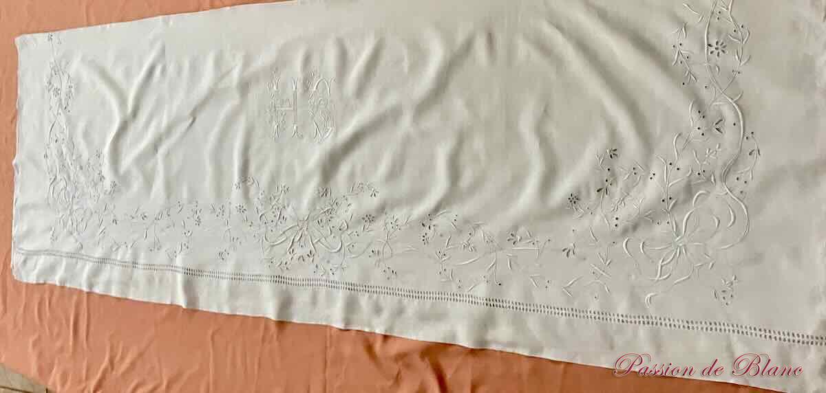 Superbe drap HS en lin fin avec découverte et retours brodés main – Image 6