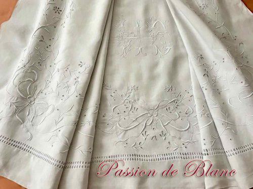 Drap HS belle broderie main