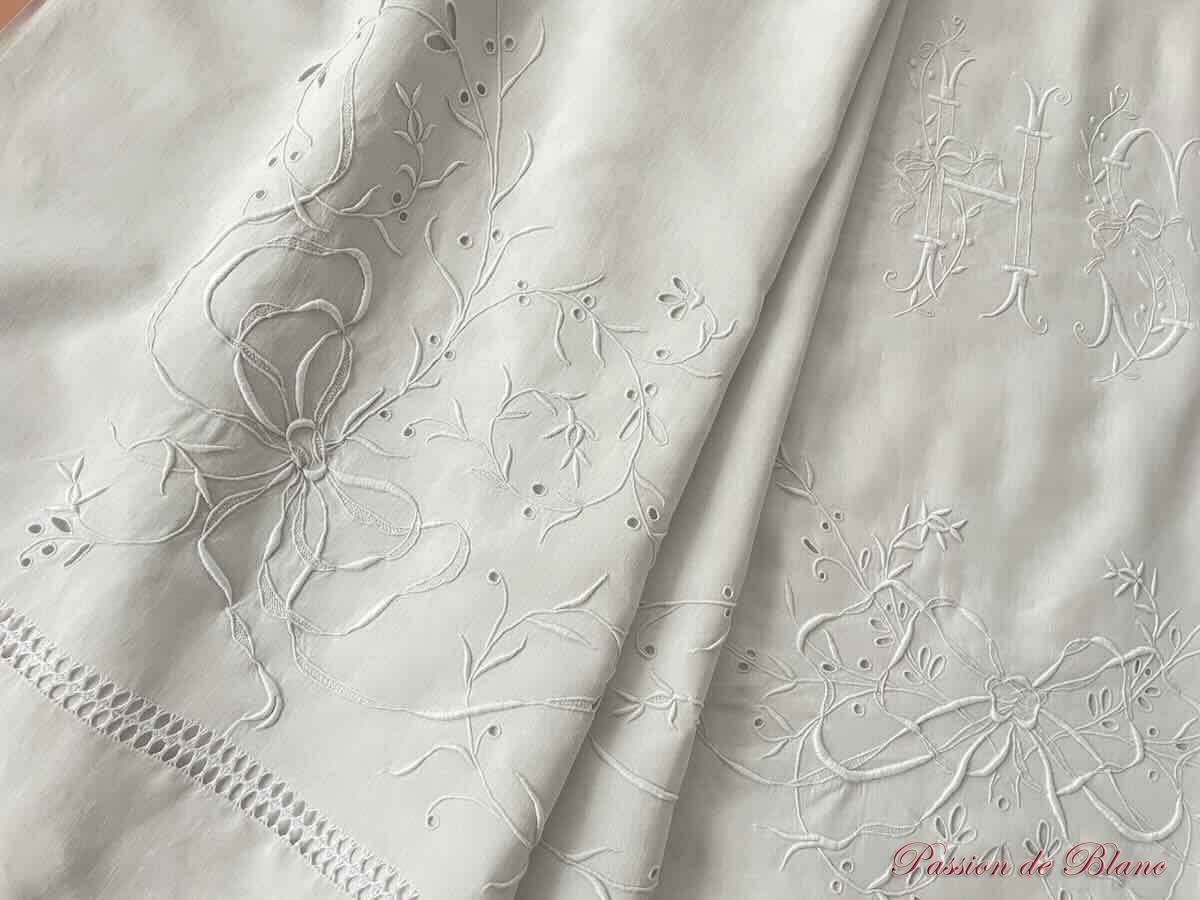 Superbe drap HS en lin fin avec découverte et retours brodés main – Image 2