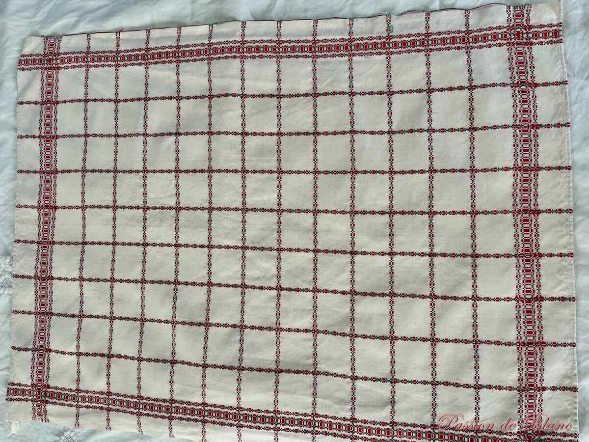 Six grands torchons avec liteaux, frises motifs rouges verts sur toile lin coton, couleur bis – Image 4