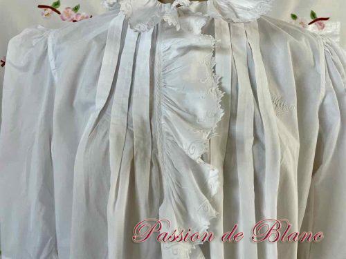 Chemise de nuit : col et poignets à volants sur toile de coton
