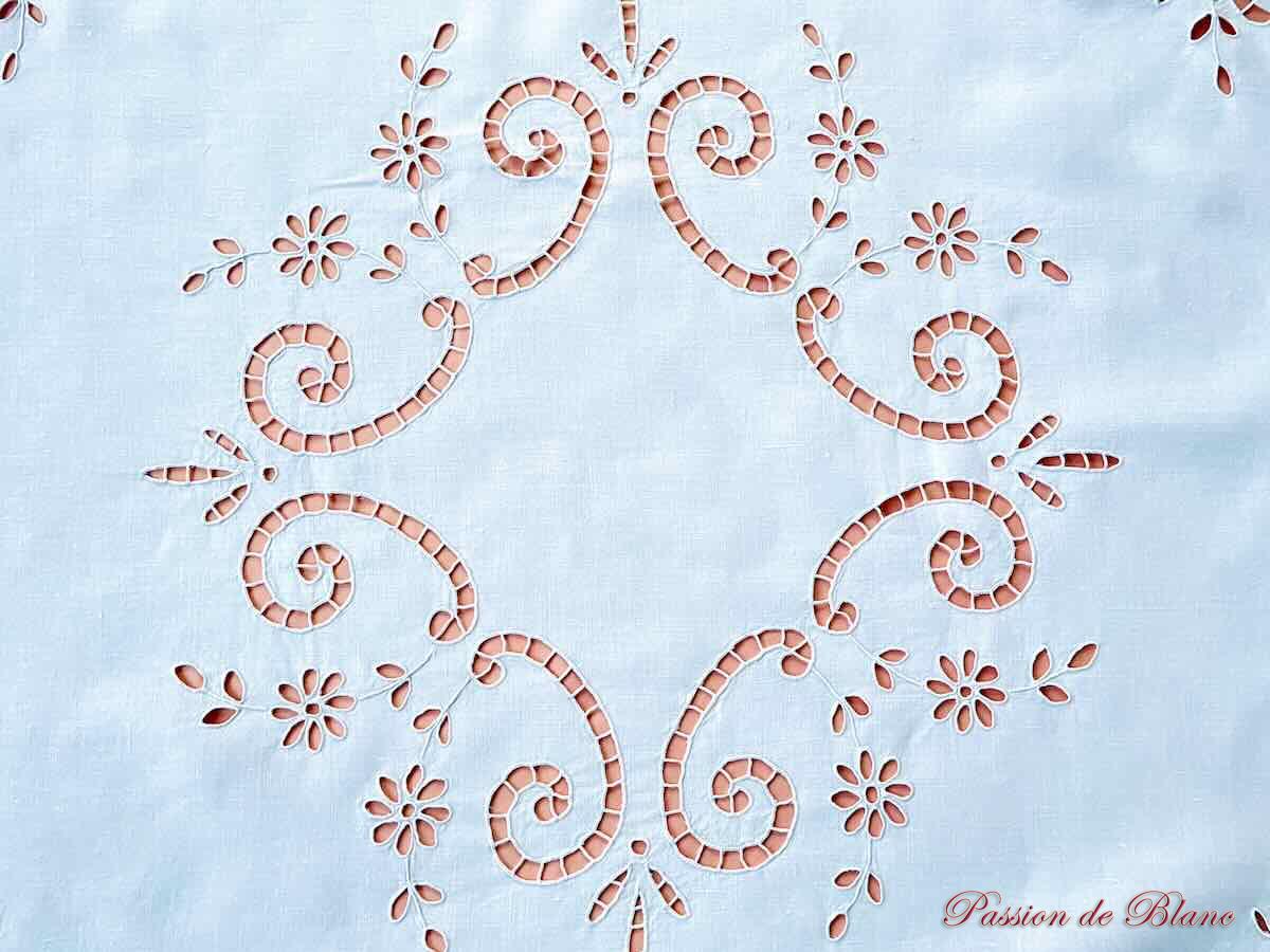 Petite nappe Richelieu en lin