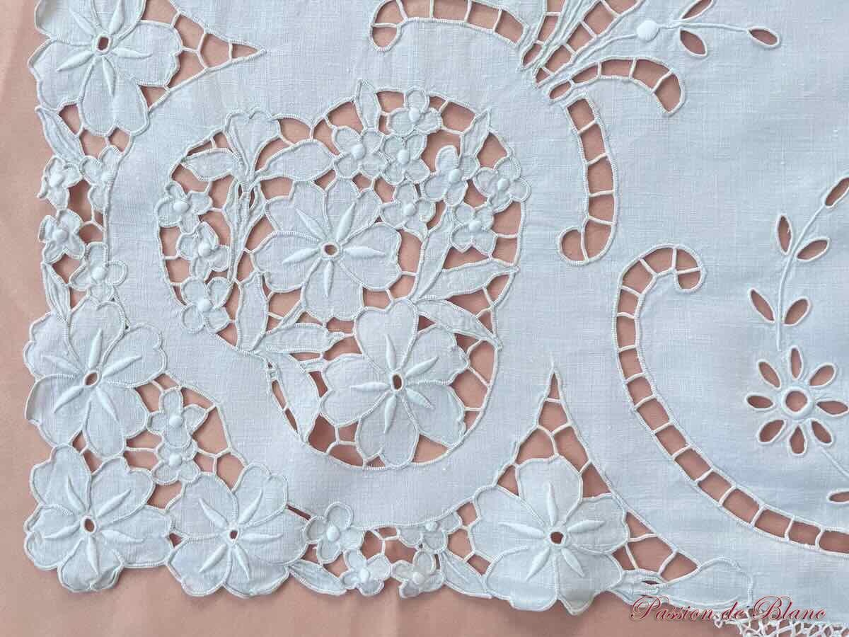 Belle petite nappe en broderie Richelieu fleurie sur toile de lin – Image 5