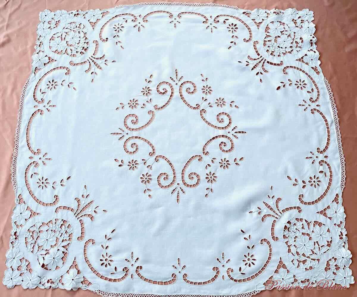 Belle petite nappe en broderie Richelieu fleurie sur toile de lin – Image 3