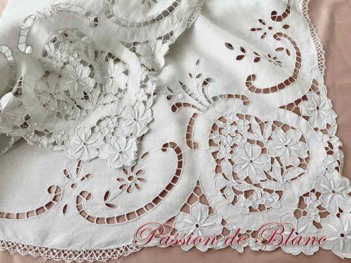 Petite nappe Richelieu en lin