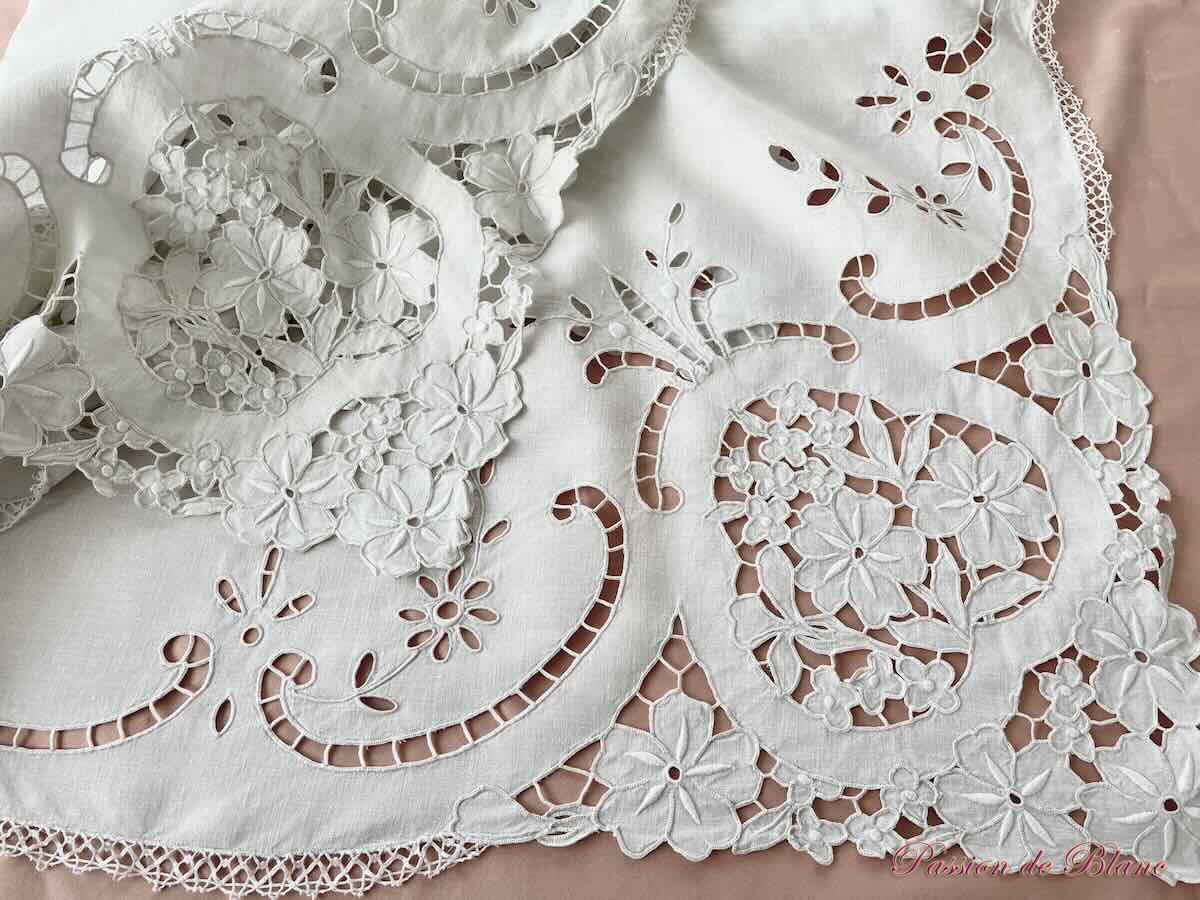 Petite nappe Richelieu en lin