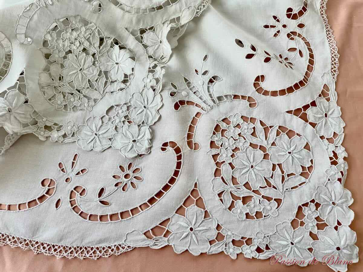 Belle petite nappe en broderie Richelieu fleurie sur toile de lin – Image 2