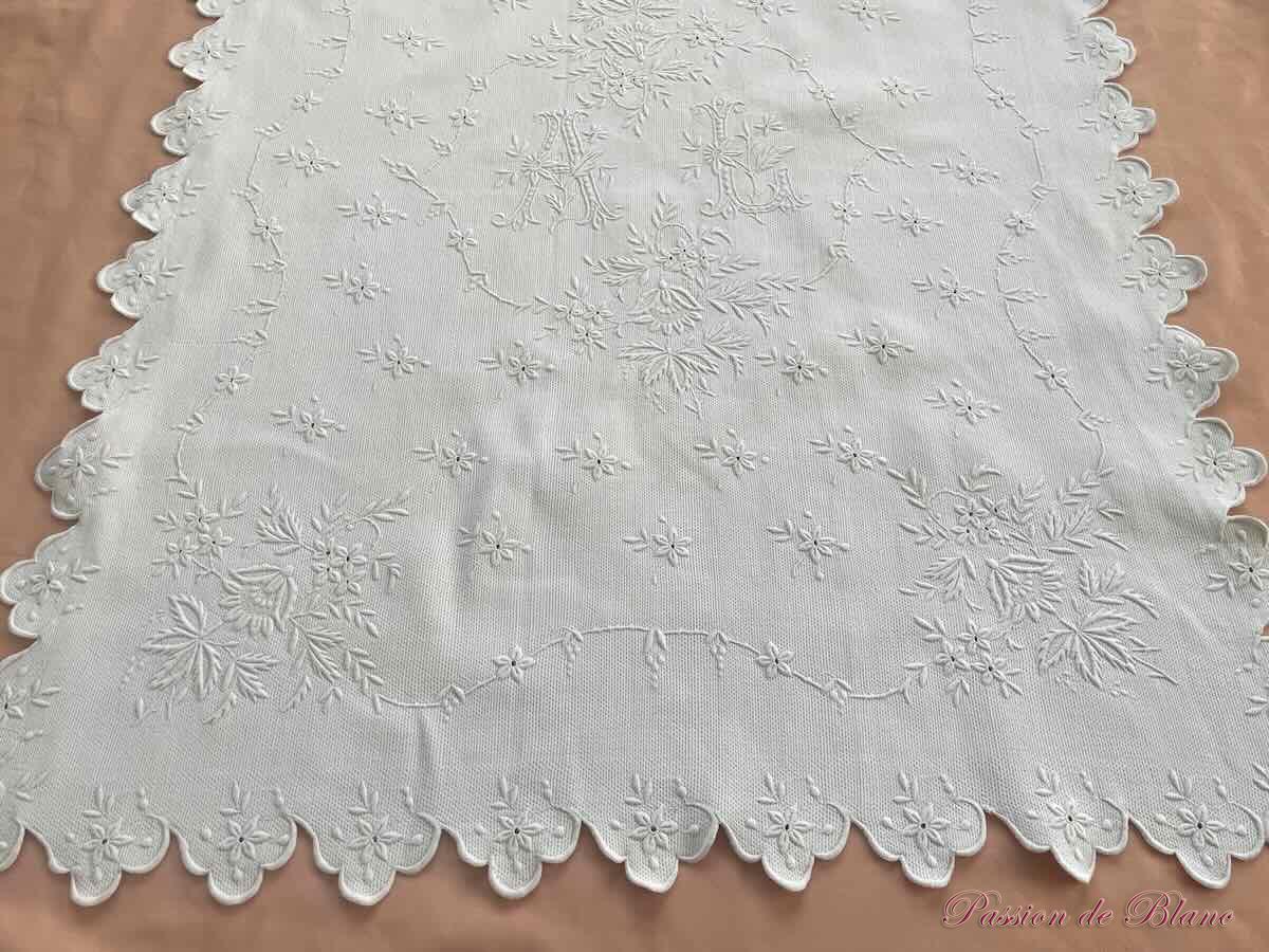 Petite couverture festonnée enfant imposante broderie main, AL – Image 3