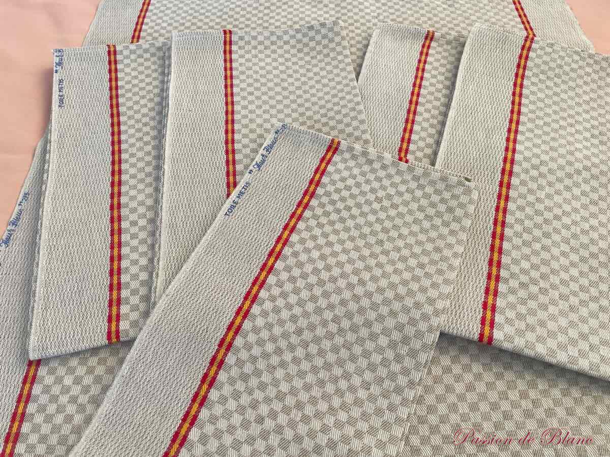 Lot six torchons fleur bleue, motifs sur toile lin coton de couleur bis – Image 4