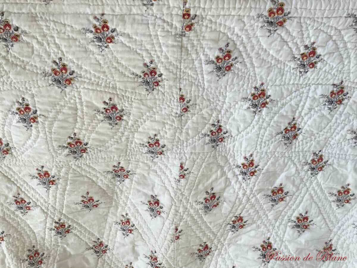 Courtepointe piquée main avec motifs provençaux et blanc – Image 3