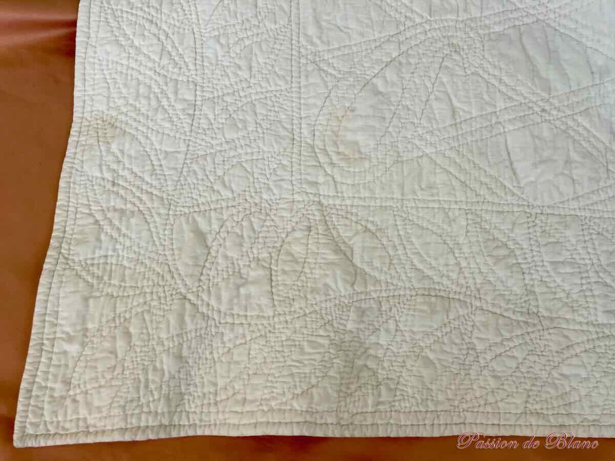 Courtepointe piquée main avec motifs provençaux et blanc – Image 8