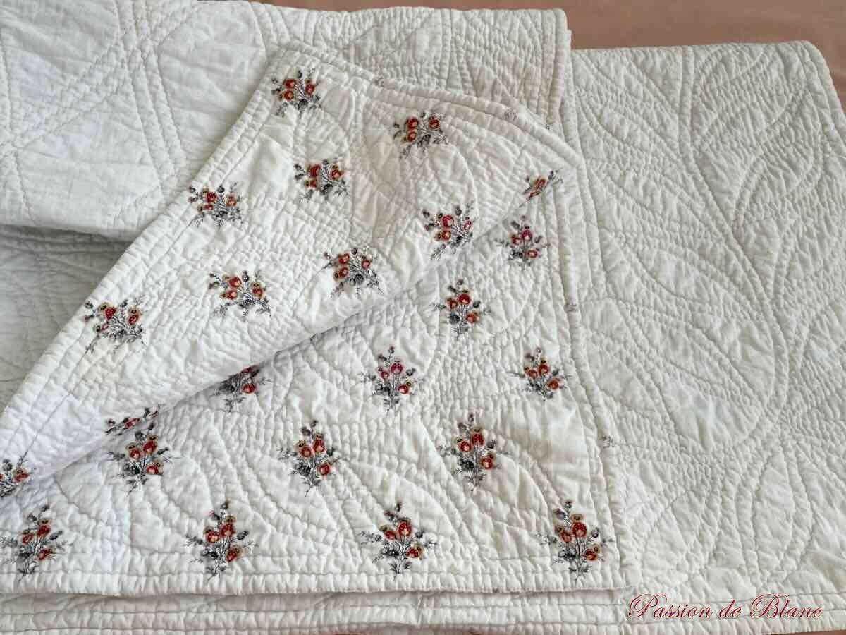 Courtepointe piquée main avec motifs provençaux et blanc – Image 4