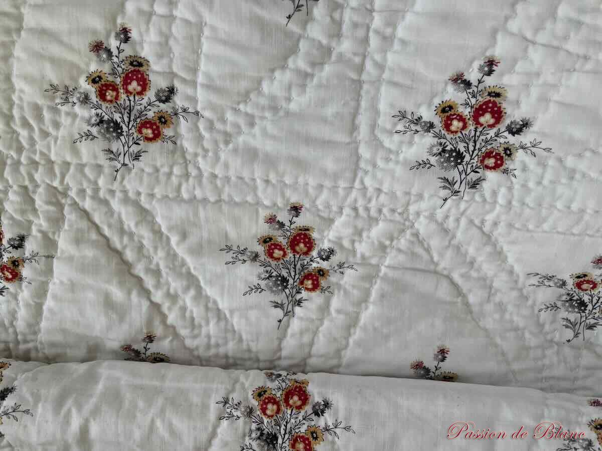 Courtepointe piquée main avec motifs provençaux et blanc – Image 2