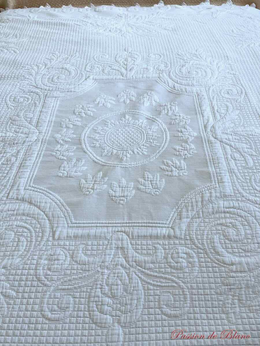 Belle couverture festonnée 4 côtés à la main , piqué Marseillais – Image 9